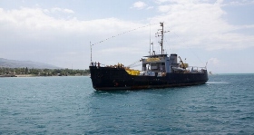 Mit Unterstützung der Scientology kommt ein Schiff mit mehr als 100 Tonnen an Hilfsgütern in Haiti an.