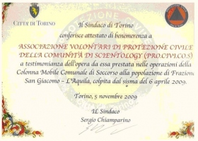 Verdienstzertifikat des Bürgermeisters von Turin in Anerkennung der Scientology Zivilschutzvereinigung (PRO.CIVI.COS) für die Zivilverteidigung und Hilfsleistungen, die für das Dorf San Giacomo und die Stadt L’Ayuila unternommen wurden, welche durch das Erbeben am 6. April 2009 erschüttert wurden.