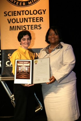 Donzella James, Senatorin vom US-Bundesstaat Georgia, präsentierte den Ehrenamtlichen Geistlichen der Scientology den Beschluss SR998 des Staates Georgia.