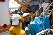 Ehrenamtliche Geistliche arrangieren eine Lieferung von Proviant und anderen Hilfsgütern, einschließlich des „Rettungsboots Haiti“, das über 100 Tonnen Proviant aus den USA nach Haiti brachte.