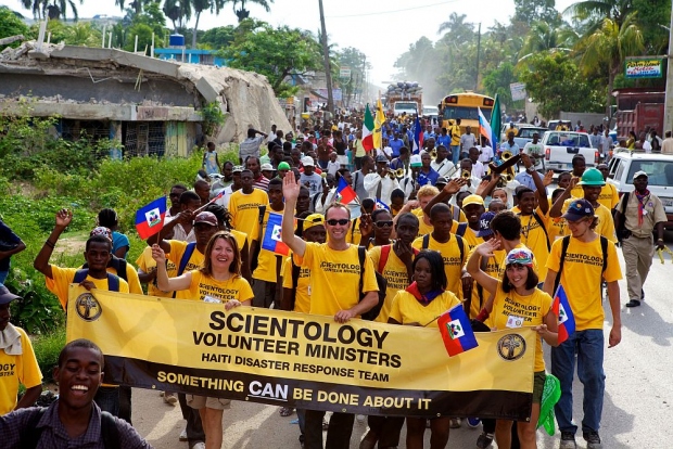 Ehrenamtliche Geistliche der Scientology aus Haiti und anderen Nationen marschieren anlässlich der Feier des Flaggentages, einem Nationalfeiertag zum Gedenken an Haitis Unabhängigkeit von französischer Unterdrückung und Sklaverei im Jahr 1803, von Carrefour , einem Vorort von Port-au-Prince zur Stadt Léogane.