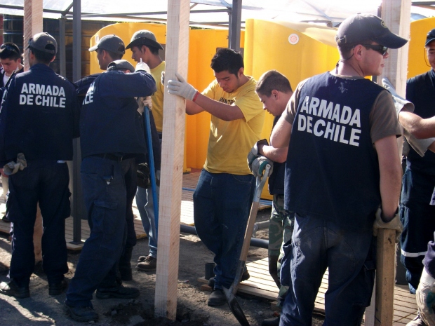Unterstützung der Armada de Chile (Chilenische Marine) beim Bau von permanenten Unterkünften, Mai 2010.