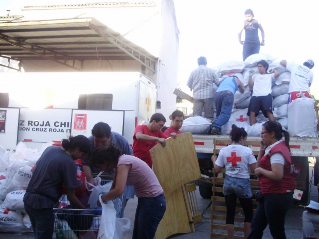 Verladen von Hilfsgütern, März 2010.